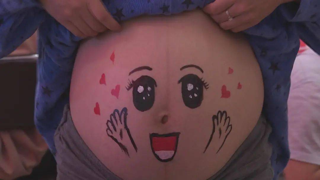孕妇肚子上画画图片
