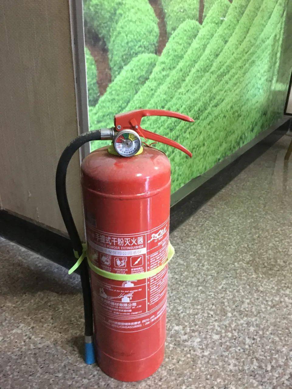 灭火器过期,放置不显眼且配备不足;存在问题:东街67号,主营服装,鞋类