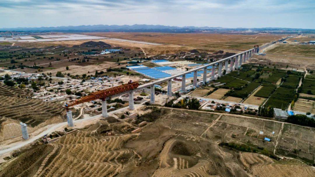 就在刚刚我国八纵八横铁路网京兰通道中兰客专最长黄土隧道贯通