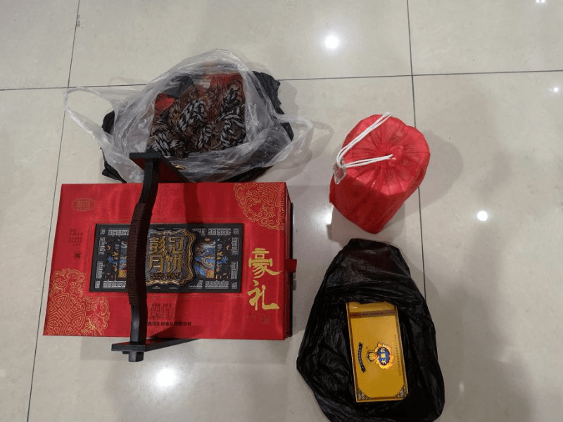 宜宾一违法人员在假期登门送礼给警察!