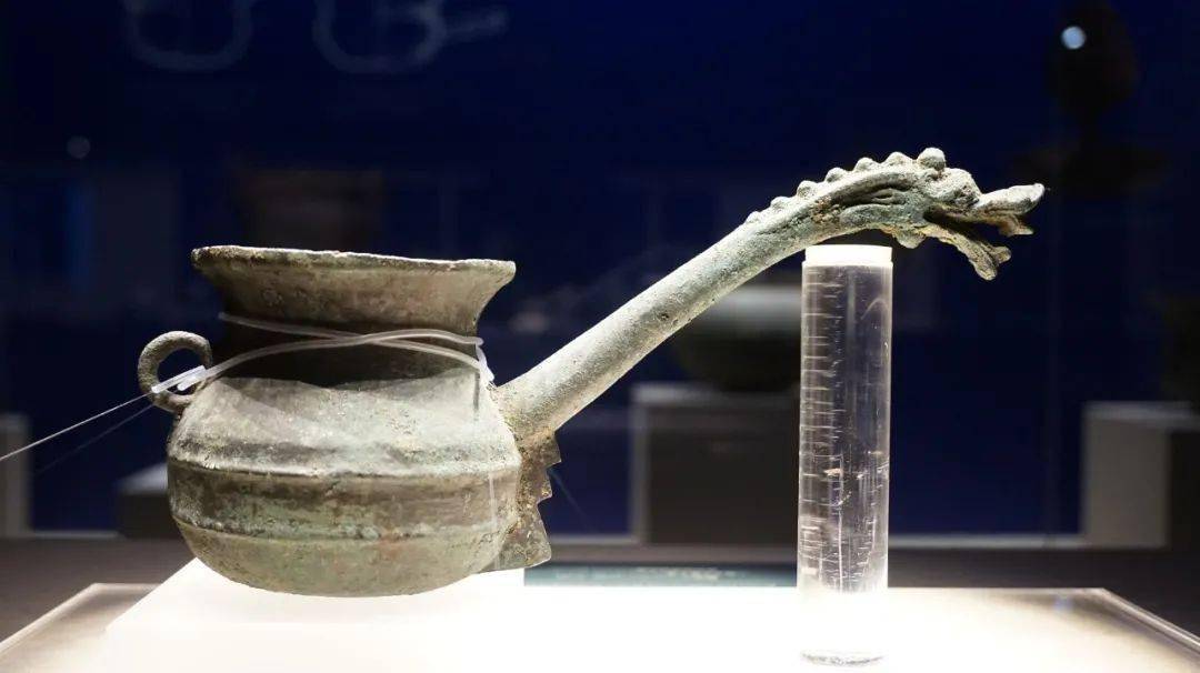 出土时套于死者头部)战国末期至西汉前期本次展览展出的文物涵盖从新