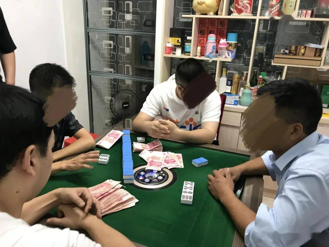 将正在房间内以砸"二八杠"比大小的方式聚众赌博的涉赌人员方某春,汪