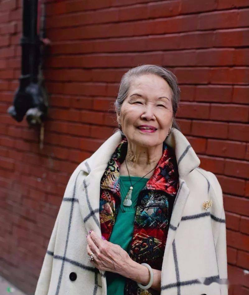 7个单身女人同居10年,80岁还染发,化妆,将生活过成了诗!_老奶奶