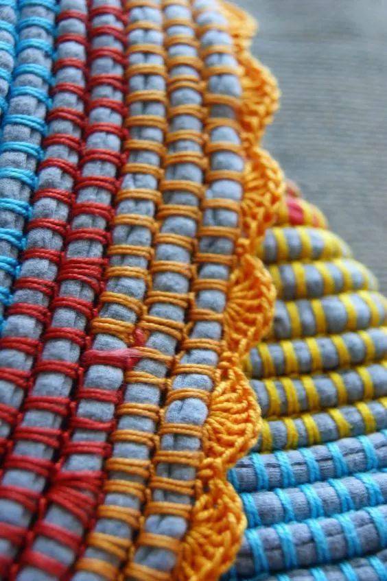 几件旧衣服t恤编了那么多垫子,外面买的再美都比不上它!_布条