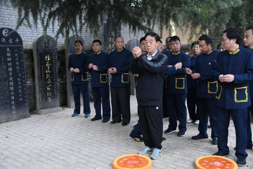 74慎终追远缅怀先贤陈正雷老师带领众弟子祭拜恩师