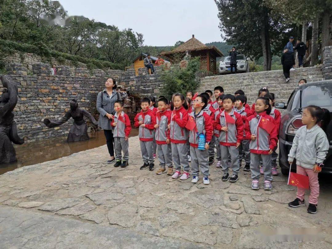 厚植爱国主义情怀济微中学小学部开展假期乡村行活动