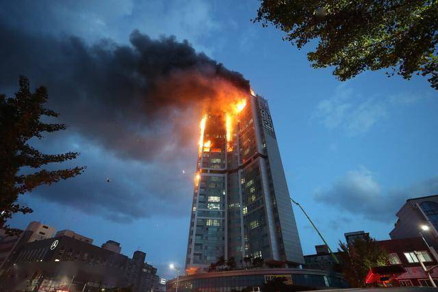 韩国一栋33层高楼突发火灾整栋楼被吞噬逾70人入院治疗