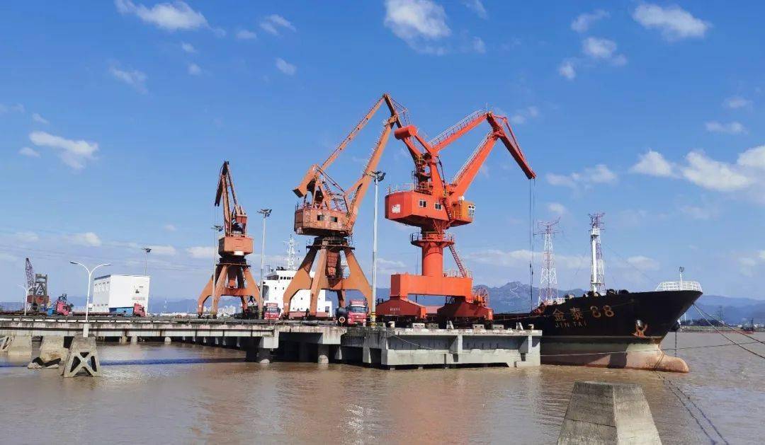 龙湾港区●相比平时,今年国庆期间的靠港船舶不仅没少,还出现了船舶