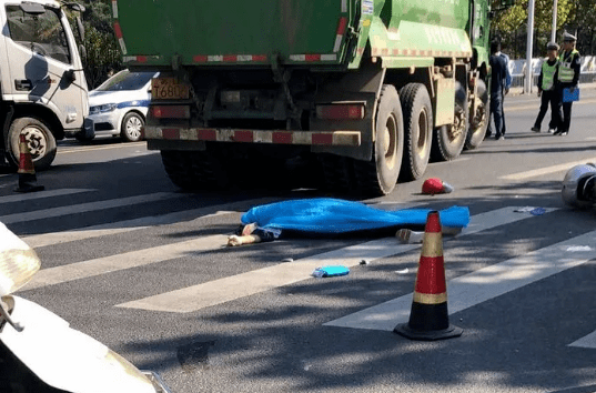 太惨镇江某路口交通事故电动车驾驶员当场身亡