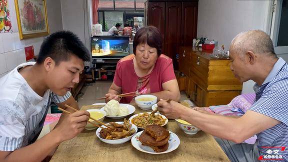 農村生活晚餐炒茄子熬稀粥一家人坐在熱炕頭吃飯真幸福