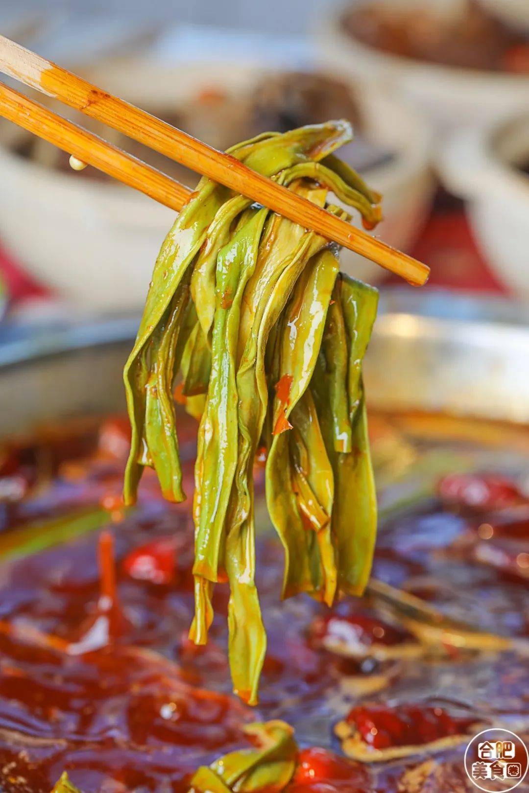 卤香浓郁的汤汁完美地浸入贡菜中,秋葵也别有一番风味!