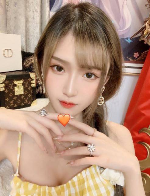 腐团儿为了回馈粉丝,掏出珍藏已久的cos,稀有装扮解锁成功