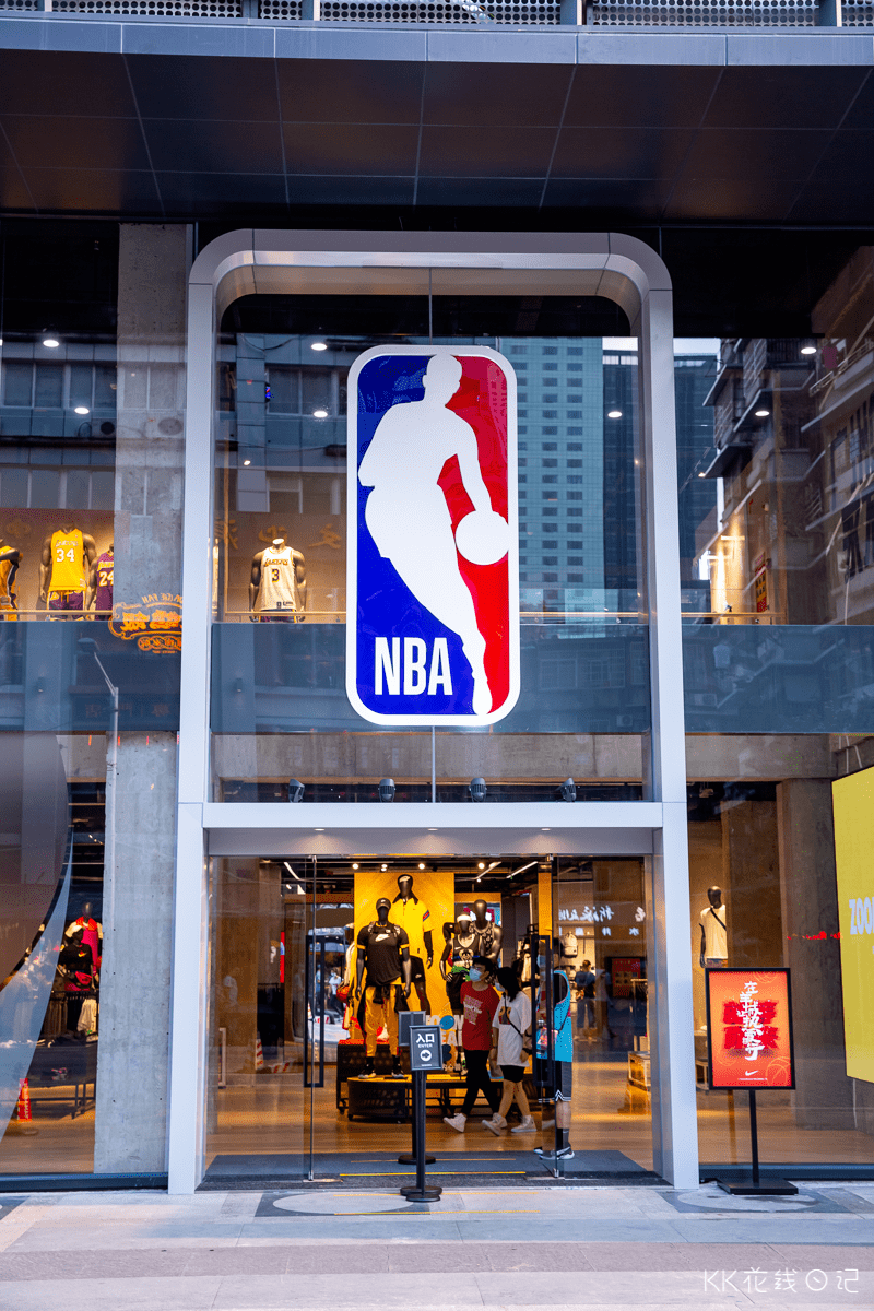 广州首家nba体验店打卡巨型科比球衣墙