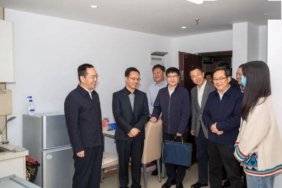 在武汉达梦数据库有限公司,王永辉一行实地考察了企业大数据平台,了解