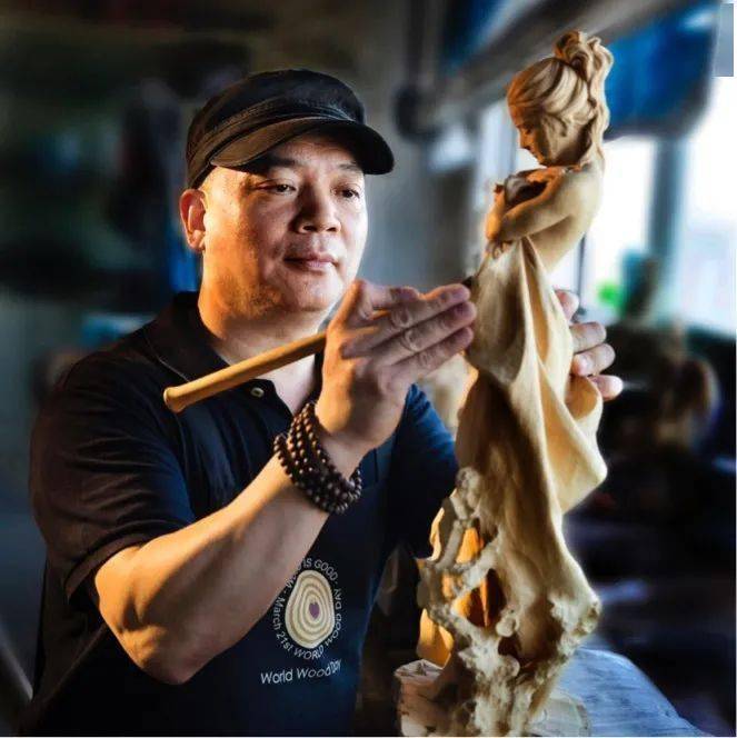 一刀一刻绘世界一木一心诉乾坤中国工艺美术大师吴尧辉