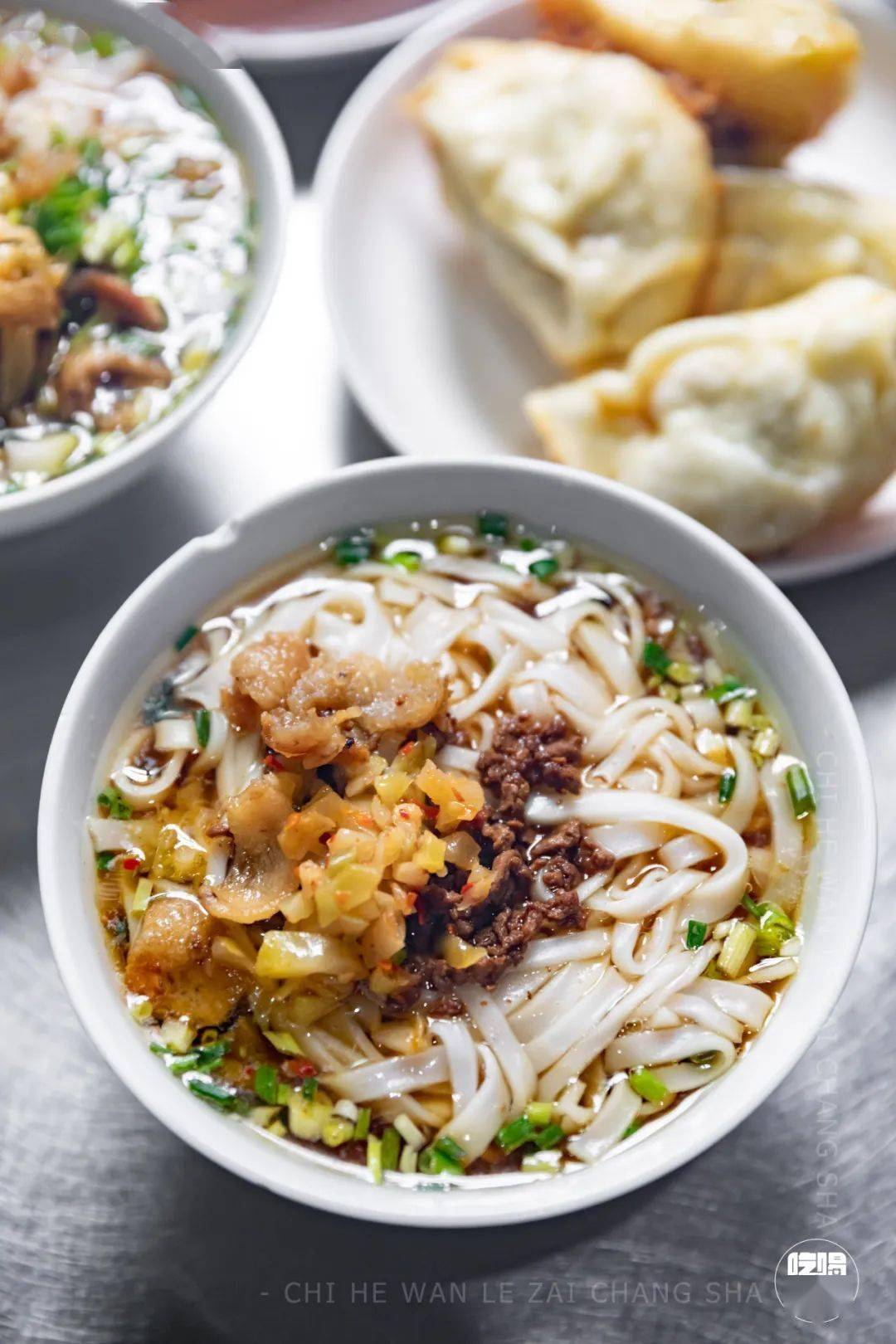 煨肉的码子,喷香的骨头汤,手工的米粉,这样的老湘潭"三件套",让湘潭人