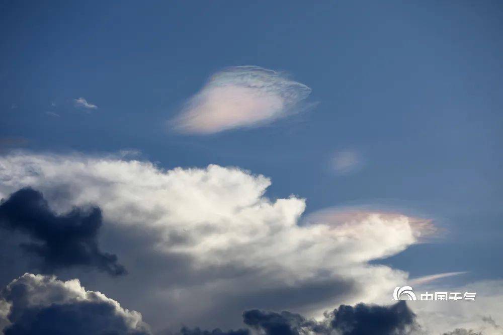 驚豔!雲南東川天空現七彩雲奇觀