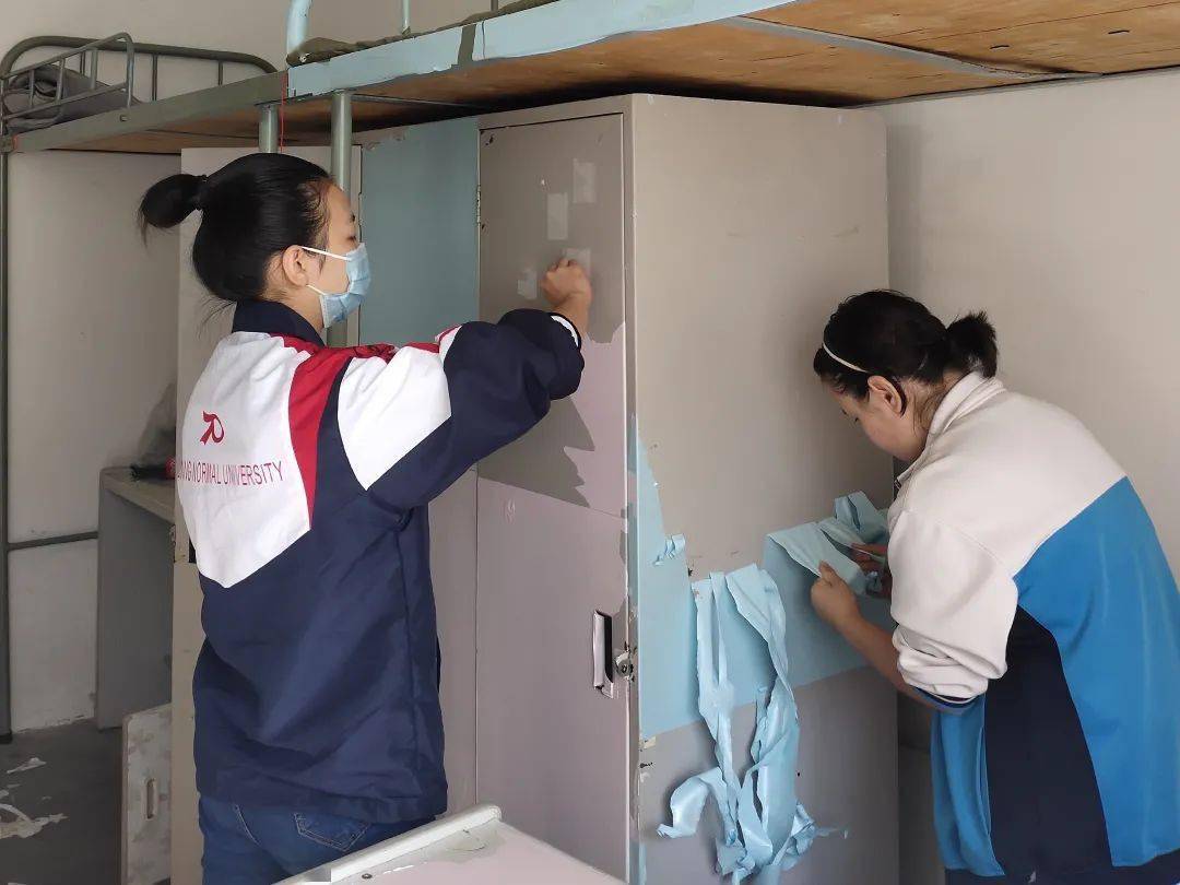 确保寝室焕然一新分发校服滑动查看更多小可爱们校服也都准备好了哟!