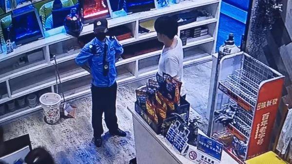 其冒充人民警察主要是为了逞威风,自己花钱在网上买了警服,肩章,警号