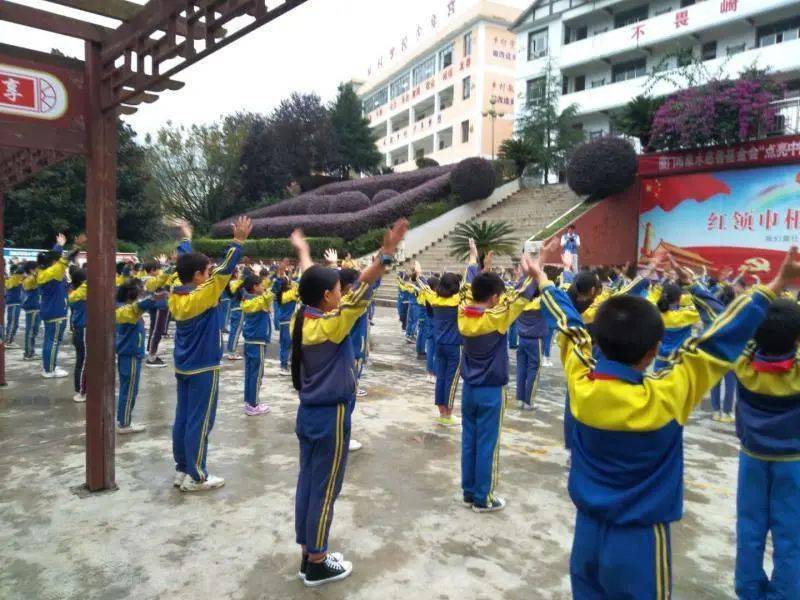 "点亮中国偏乡"验收组分别在白泥中学24间教室,白泥小学16间教室,熊家