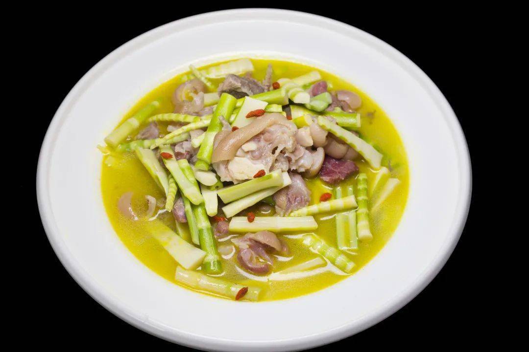 咸蹄炖野山笋,肥而不腻,笋香四溢!