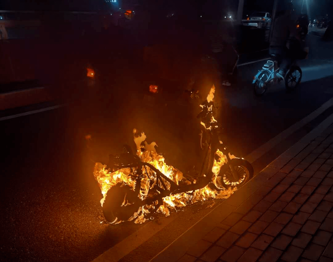 共享电动单车着火 城管队员秒变消防员