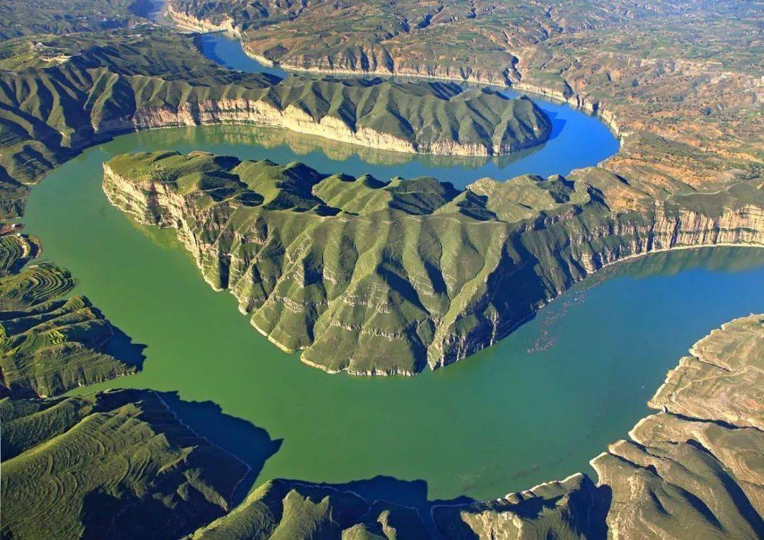 在着力抓好黄河流域生态环境综合治理的同时,要加强黄河文化系统研究