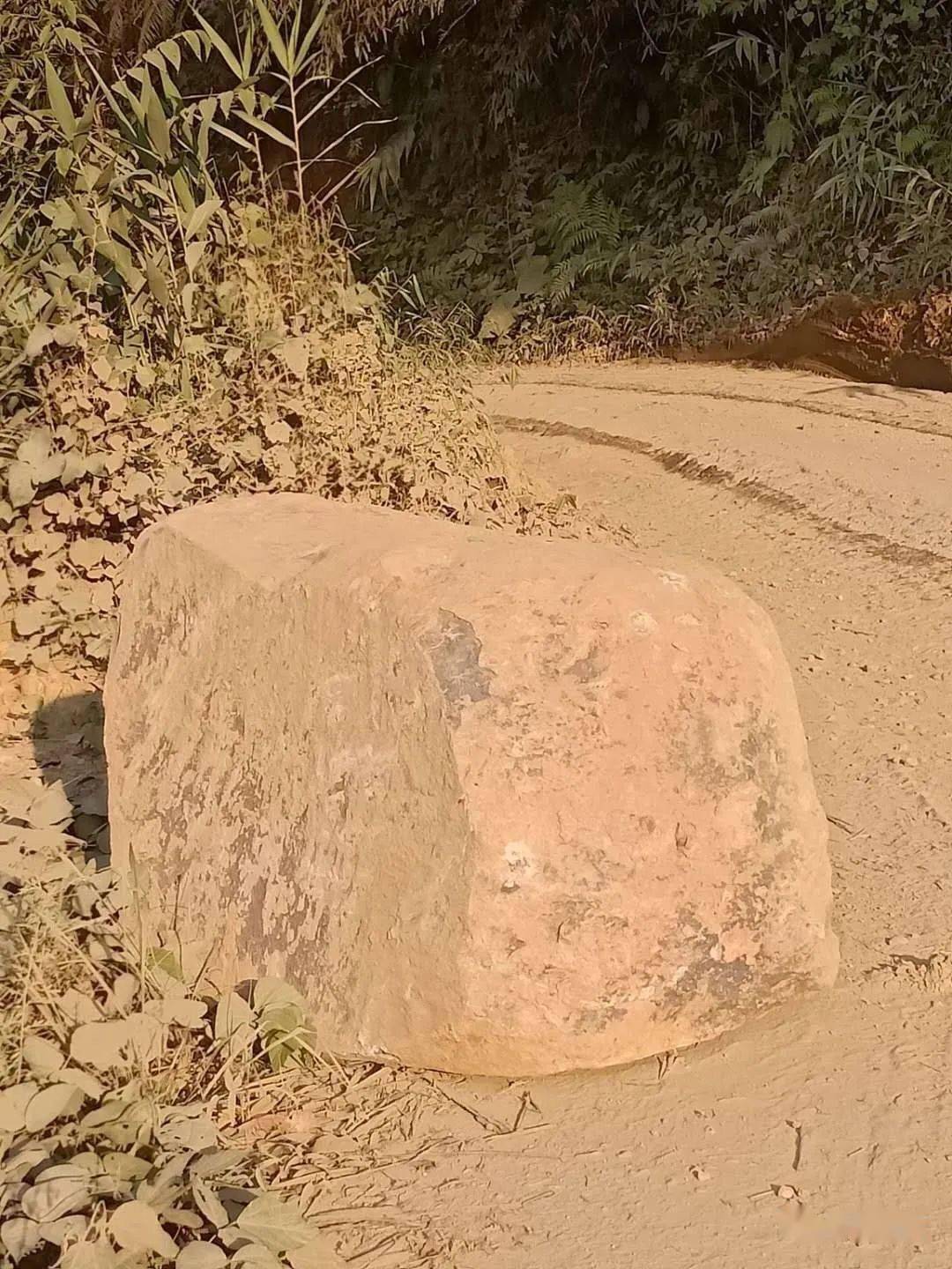 事发富罗大车上掉下一块大石头!村民房子就在路下方