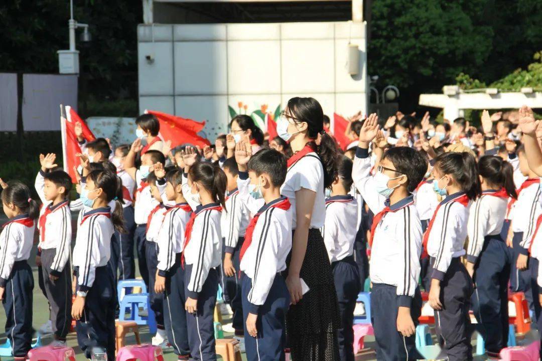 红领巾打击乐社团展示每年10月13日是建队节,逸景第一小学金穗校区在