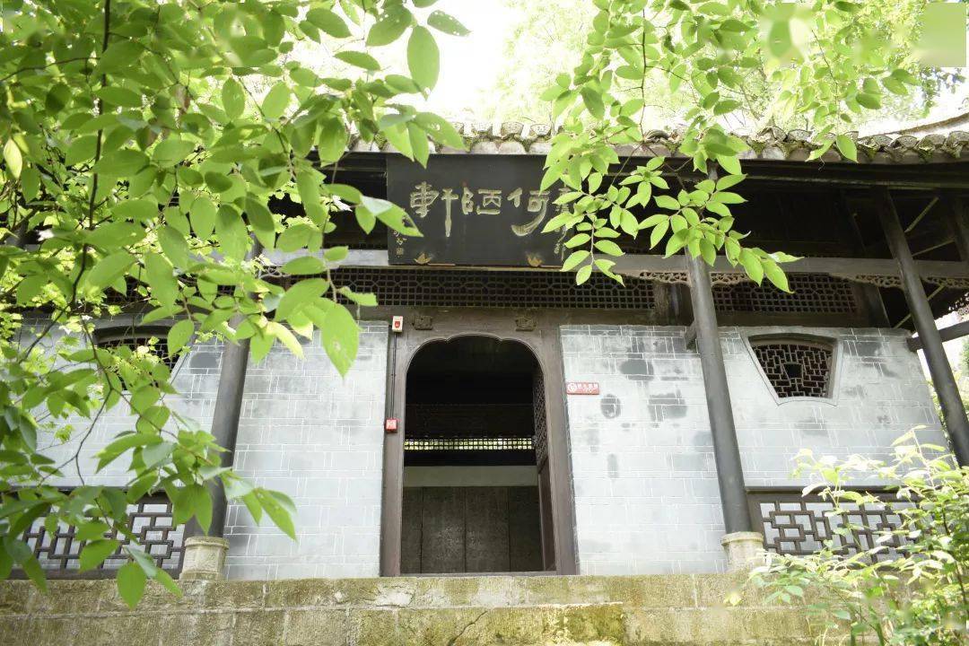 君子亭,宾阳堂等重要历史遗迹,并在阳明洞外瞻仰了据传由王阳明亲