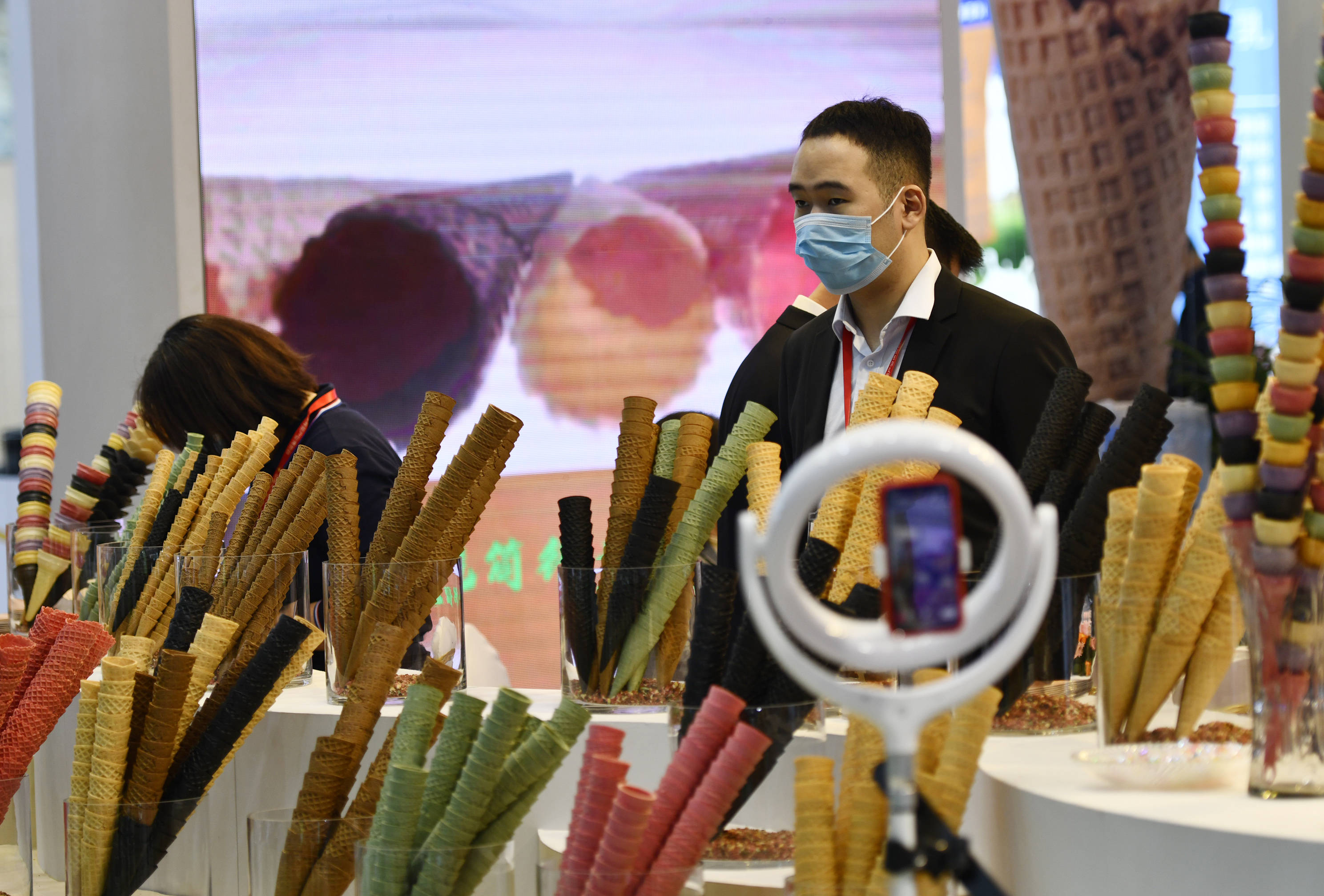 这是10月12日在天津梅江会展中心拍摄的第23届中国冰淇淋及冷冻食品