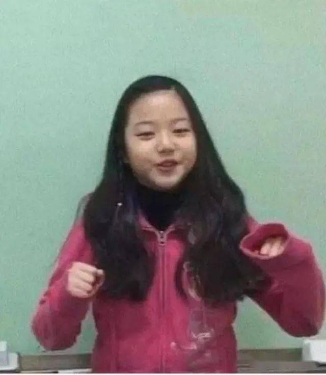 透过照片可以看出张元英的五官和小时候十分相似