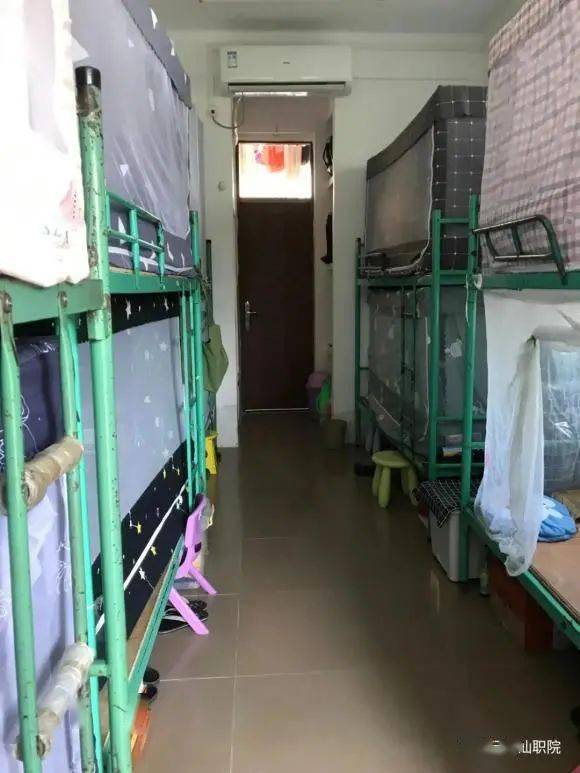 看哭大学宿舍住30人最差大学宿舍来袭