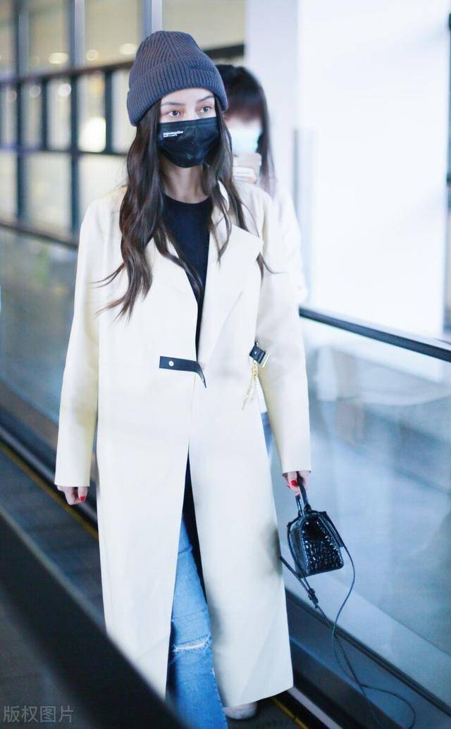 杨颖穿米色风衣搭配牛仔裤现身机场,头戴针织帽很会搭