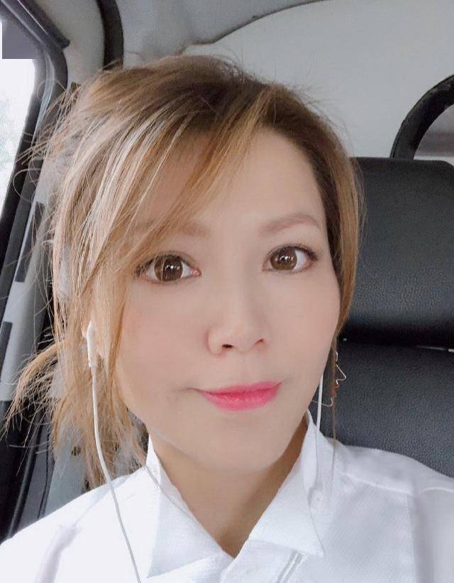 关系亲密康子妮和上司邮箱用同一账号曾坐男方跑车回对方豪宅