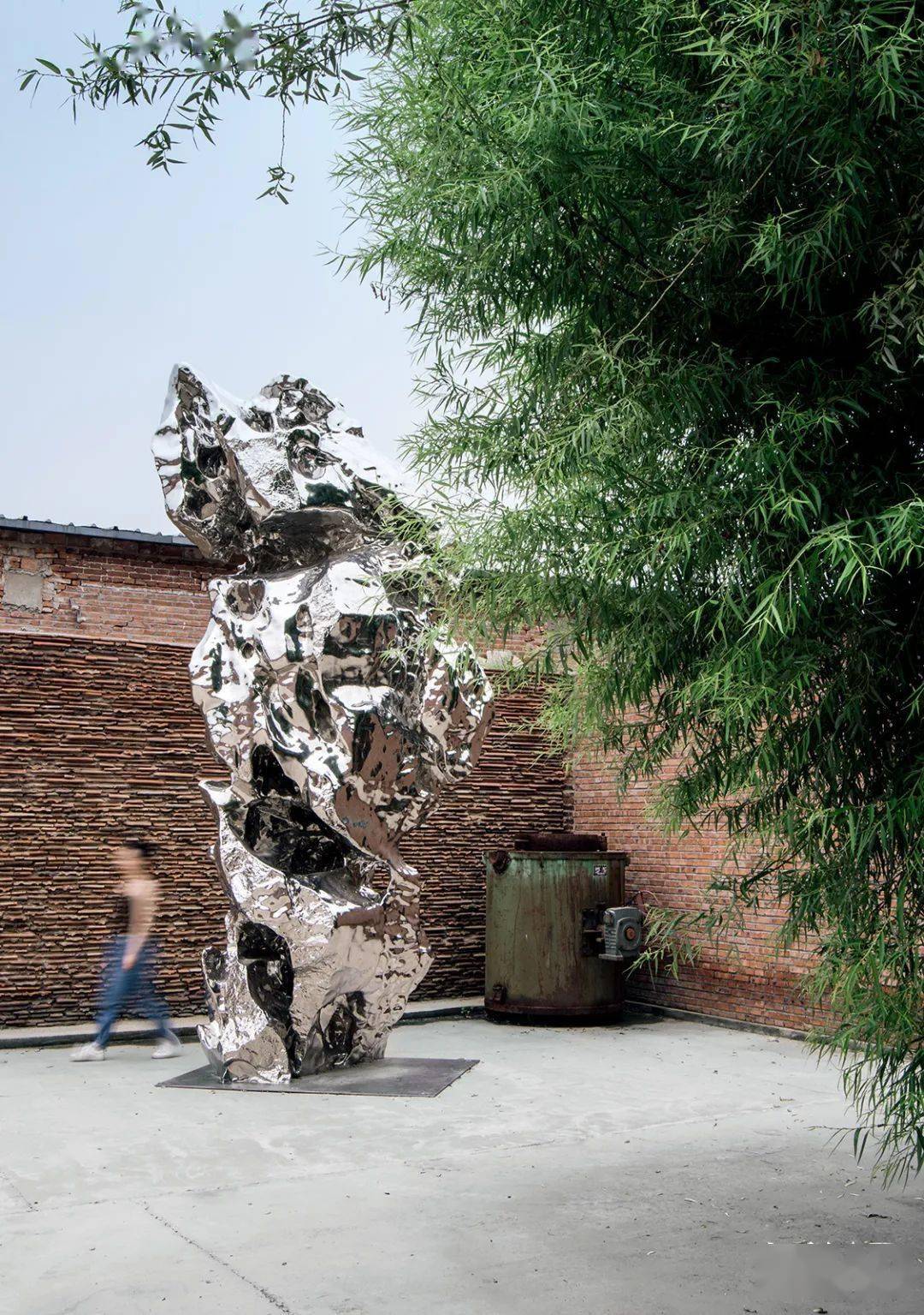 后来,展望进入了工艺美院开始了正规的艺术训练,学院的特殊性质让他