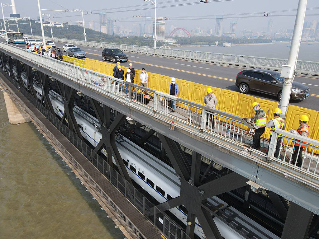 武汉长江大桥撞损护栏开始修缮