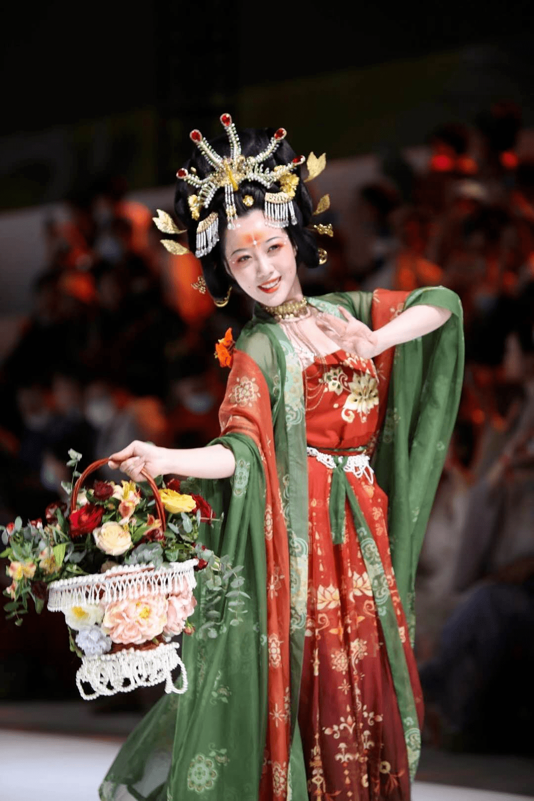 姑娘用行动找回中国人遗失的记忆,并悄悄影响着外国人.