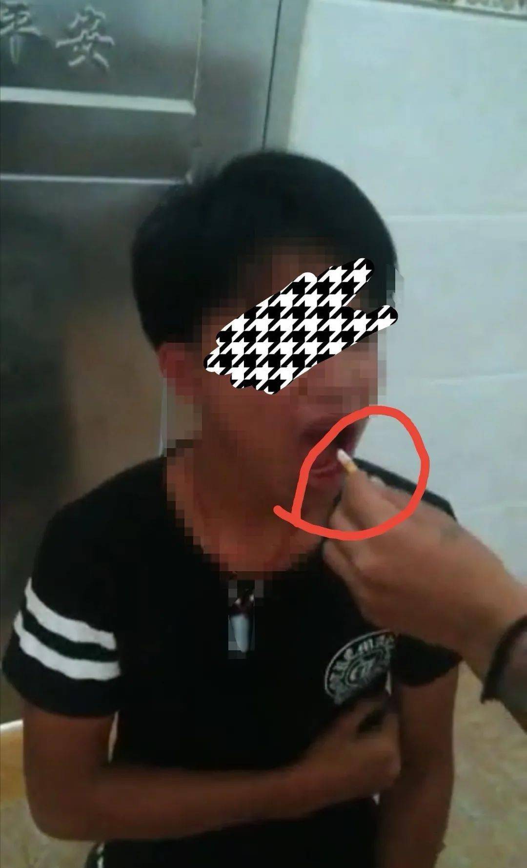 容县花臂男木屐鞋抽打,带火烟蒂扔他人口中……凌晨已落网!