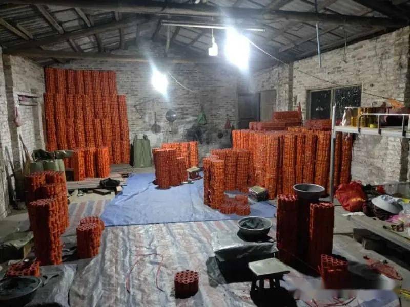 现场查获非法生产的烟花爆竹成品,半成品,原料一批,其中特大炮37袋