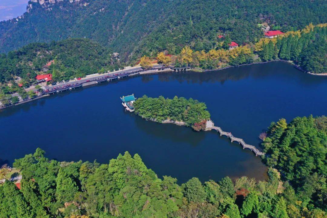 从高空航拍如琴湖,湛蓝的天空,碧绿的湖水,以及色彩斑斓的天然植被,将