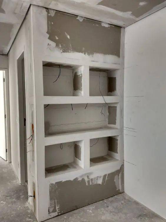 阳台做收纳不必打柜子侧墙挖壁龛放上编织篮置物能力照样一绝