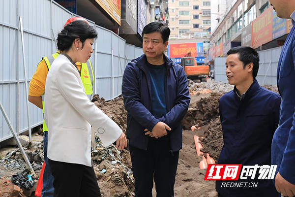 10月10日下午,衡阳市雁峰区委书记周玉军(左二)现场调度重点项目建设