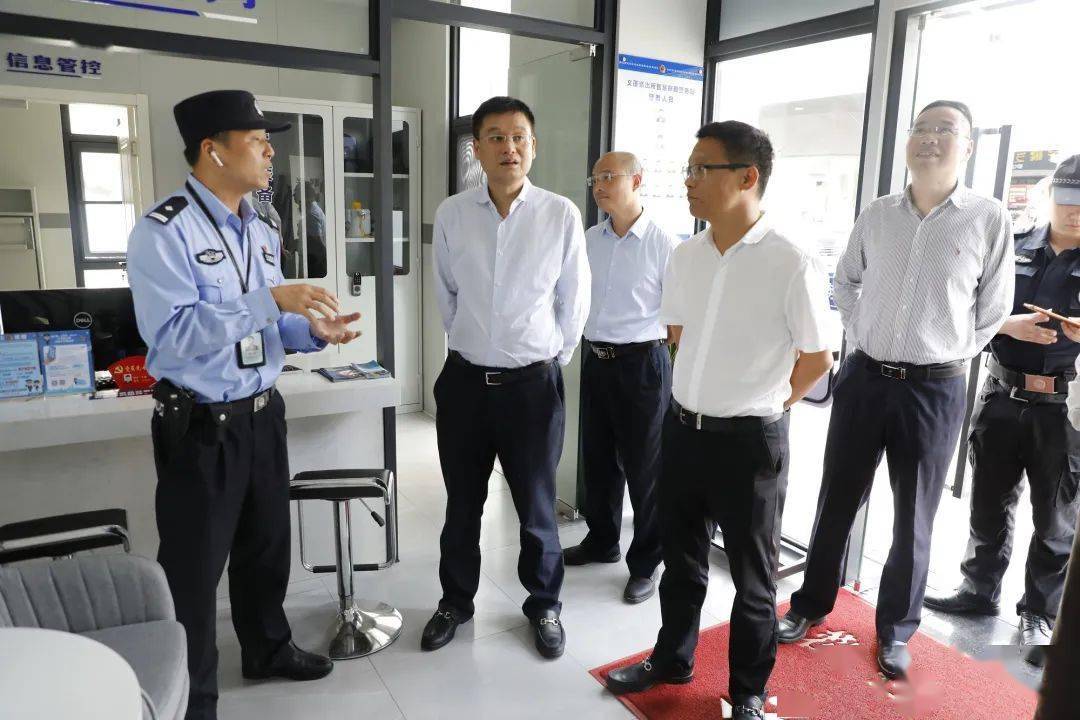 陈金生一行首先来到义蓬购物中心智慧岗亭,现场查看了巡逻机器人,24