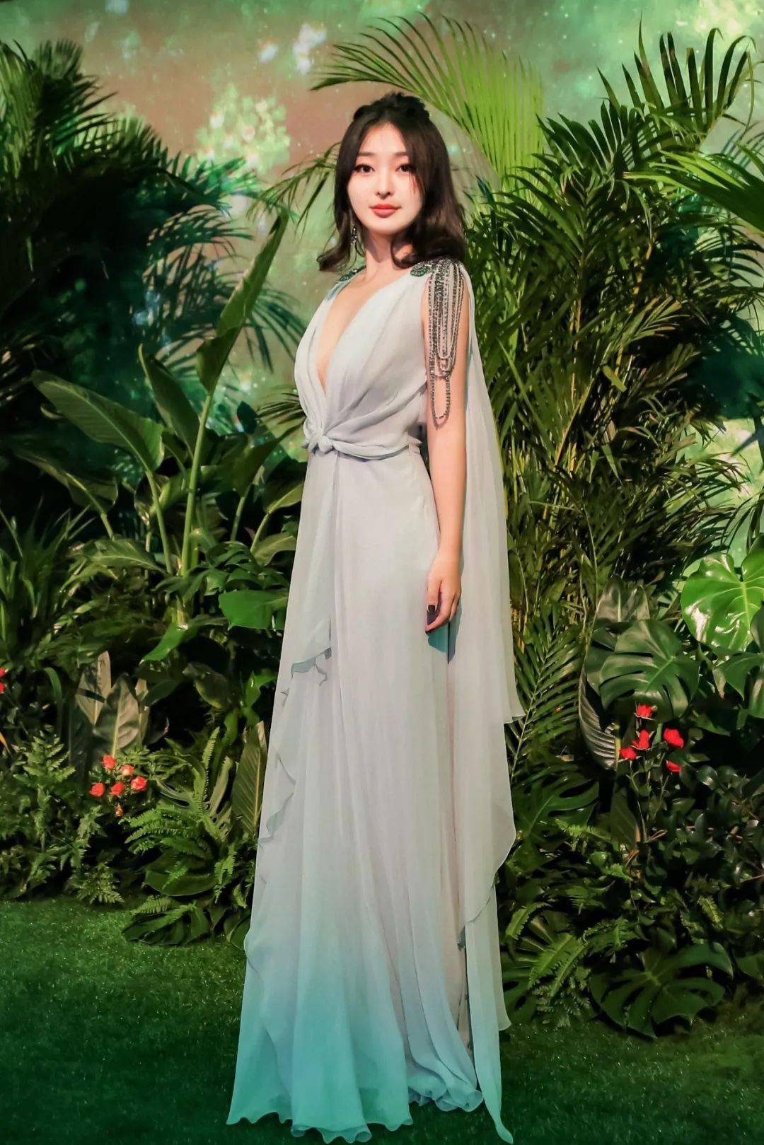 首次登陆中国绿毯时尚颁奖盛典2020年10月10日被誉为"时尚届奥斯卡"其