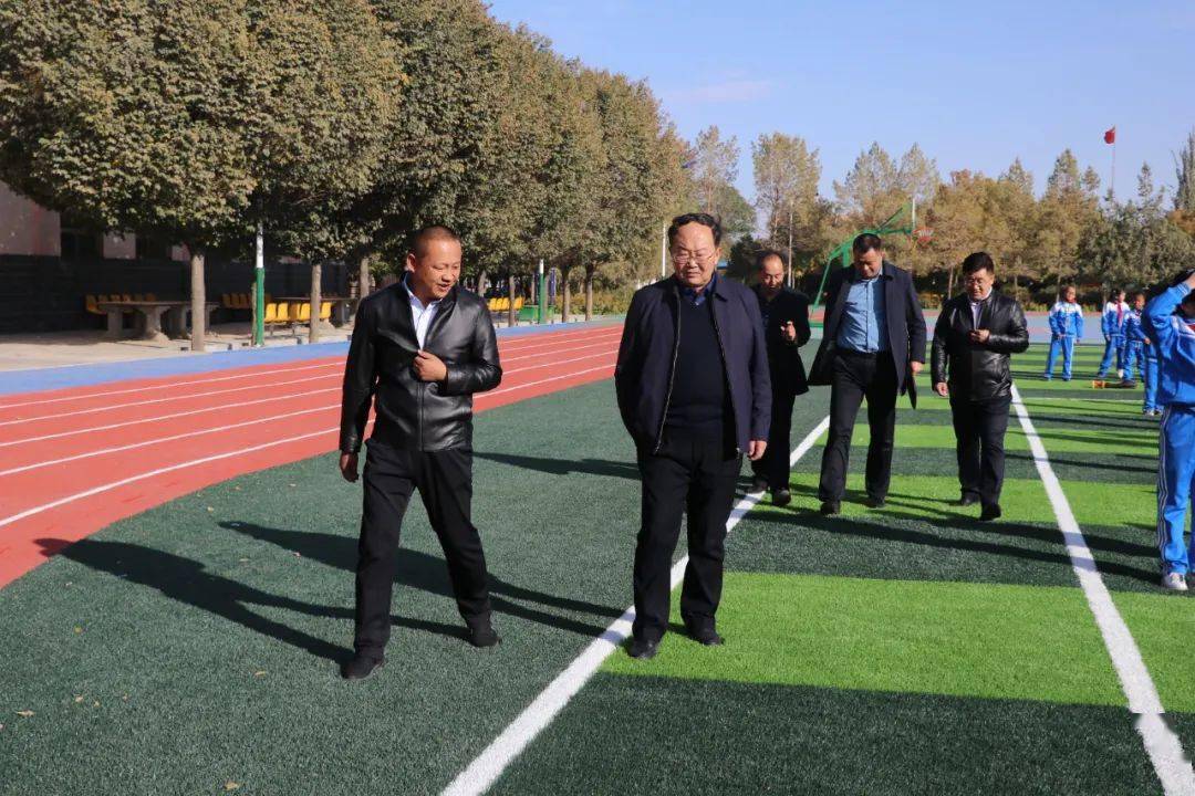 金塔县教育局局长刘中英调研学校工作