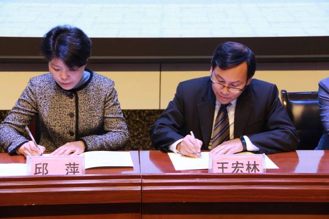 活动伊始,开封市铁路中学校长邱萍致欢迎辞.
