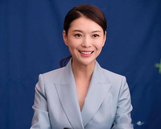 名主持人:撒贝宁前女友直播带货,栗坤当出品人,孙鸣杰快没姓名_涂经纬