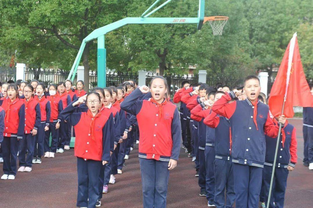 红色基因代代传时代新人共争做记蔚斗小学建队节活动