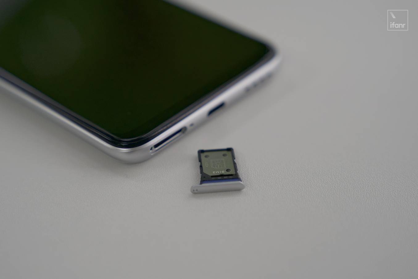 realme真我q2pro图赏谁说千元机不能拥有65w快充和素皮